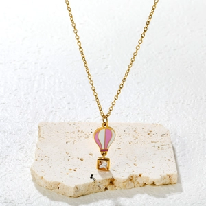 Collana con ciondolo a mongolfiera d'oro con smalto rosa e cristallo di zircone quadrato