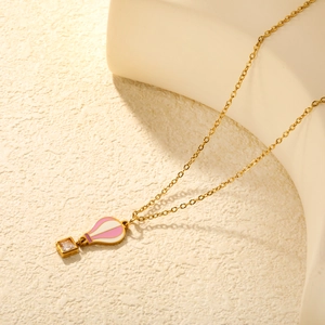 Collana dorata alla moda con mongolfiera in smalto rosa e ciondolo di cristallo