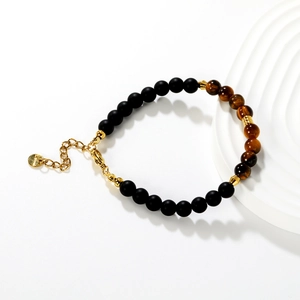 Bracciale minimalista con occhio di tigre e perline nere opache con chiusura dorata
