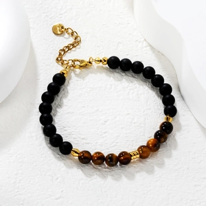 Bracciale occhio di tigre e perline nere opache con accenti dorati e chiusura in acciaio
