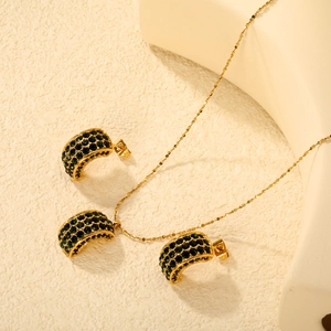 Luxurious 18K gold C-shaped jewelry set with green zircon necklace and earrings