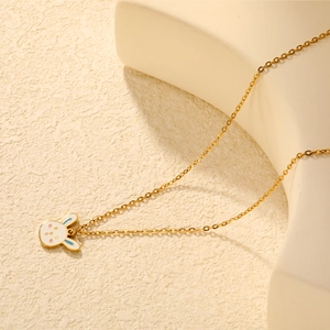 Minimalistische Goldkette mit süßem weißem Emaille-Hasenanhänger für Damen