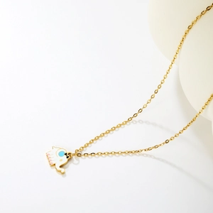 Collar minimalista de oro con un lindo colgante de elefante en esmalte blanco