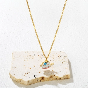 Collar de cadena dorada con un colgante de elefante en esmalte blanco sobre piedra