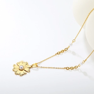 Collier élégant doré avec pendentif tournesol et perles sur chaîne en acier inoxydable
