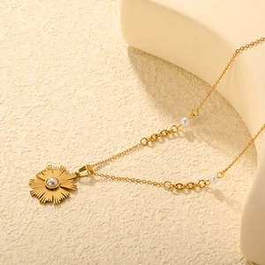 Collier plaqué or 18 carats avec pendentif soleil et perle blanche centrale