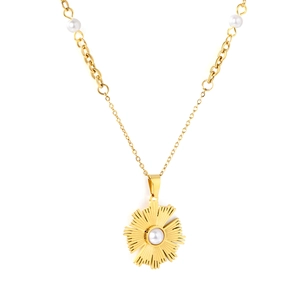 Collier élégant en acier doré avec pendentif tournesol et perle sur fond blanc épuré