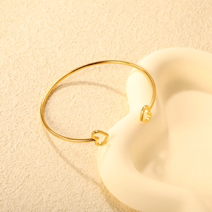 Bracelet jonc ouvert en acier inoxydable plaqué or 18 carats avec motif cœur épuré