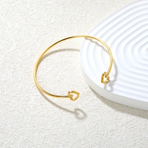 Bracelet jonc ouvert en acier inoxydable plaqué or 18 carats avec design cœur évidé