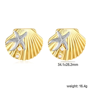 Vue détaillée de boucles d'oreilles coquillage doré avec étoile de mer et perles