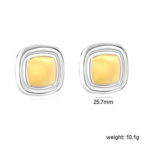 Vue détaillée des boucles d'oreilles carrées bicolores or et argent avec mesure 25,7mm