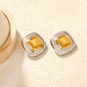 Vue détaillée latérale de boucles d'oreilles carrées bicolores avec texture métallique mate