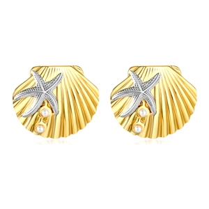 Boucles d'oreilles coquillage doré et étoile de mer argentée avec perles sur fond blanc