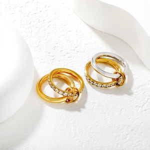 Zweilagige ineinandergreifende Ringe mit 18K Vergoldung und Zirkonia-Besatz für Damen