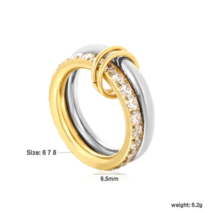 Detailaufnahme des zweifarbigen Rings in Gold und Silber mit funkelndem Zirkonia-Besatz