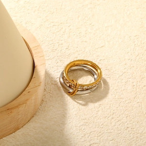 Zweifarbiges ineinandergreifendes Ringset mit 18K Gold und Silber sowie Zirkonia