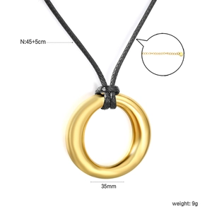 Detailed view of 35mm gold ring pendant necklace with size and weight measurements