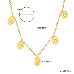 Détail de la chaîne en acier doré 18K avec cinq pendentifs ovales gravés d'une étoile
