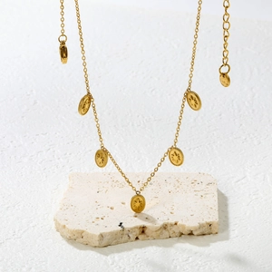 Collier ras du cou doré en acier avec cinq pendentifs ovales étoilés et chaîne réglable
