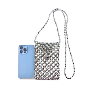 Mini borsa a tracolla con perline argentate e confronto dimensioni con uno smartphone