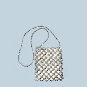 Macro della borsa a tracolla intrecciata a mano in argento con perline sfaccettate metalliche