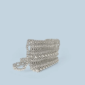 Macro della borsa a mano argento con dettagli di perle metalliche intrecciate