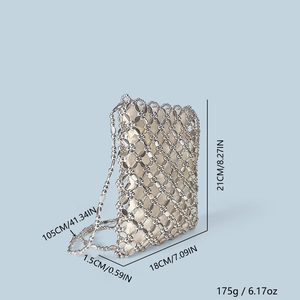Dettaglio della borsa a tracolla argentata fatta a mano con perline e fodera in raso