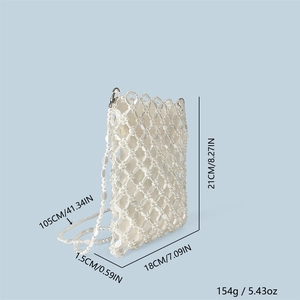 Dettaglio della borsa a tracolla in perline bianche con dimensioni 21x18cm e tracolla 105cm