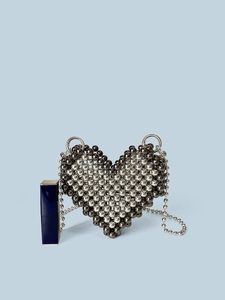 Borsa a tracolla con perline metalliche a forma di cuore argento e catena sottile