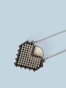 Mini borsa a tracolla a forma di cuore con perline metalliche e catena argento