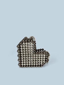 Dettaglio della borsa artigianale a cuore in perline metalliche con chiusura