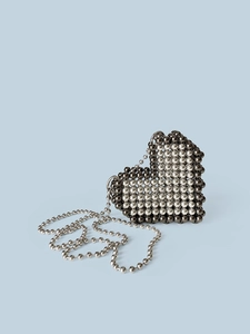 Dettaglio della mini borsa a cuore con perline argentate e catena di metallo