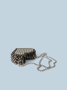 Dettaglio della borsa a tracolla con perline metalliche argentate lucide e rifinite