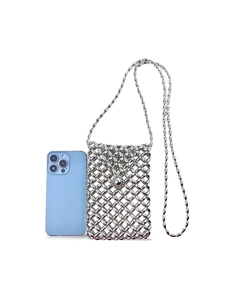 Mini borsa per cellulare in perle argento con tracolla a catena su sfondo bianco