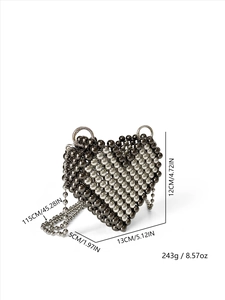 Vista dettagliata della mini borsa a cuore con perline metalliche e dimensioni totali