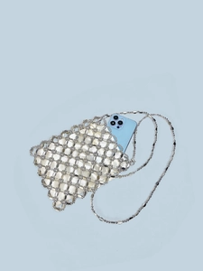 Borsa a tracolla fatta a mano con perle argentate, catena e fodera in raso