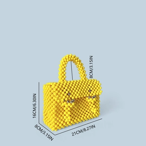 Détail du sac mallette en perles jaunes montrant les dimensions de 21cm sur 16cm