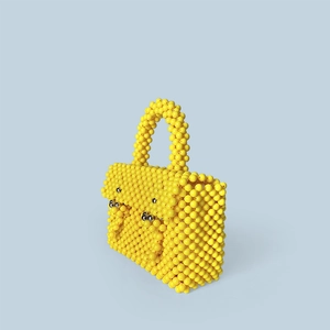 Détail d'un porte-documents en perles jaunes fait main avec sphères métalliques sur fond bleu