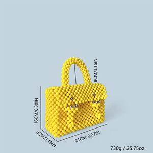 Détail du sac à main jaune perlé à la main montrant les dimensions exactes 21x16x8cm