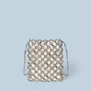 Borsa a tracolla chic intrecciata con perline di metallo argento e fodera in raso