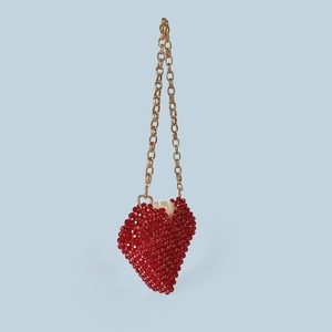 Détails du sac à perles rouge en forme de cœur avec texture tressée et chaîne dorée