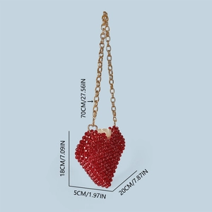 Vue détaillée du sac en perles cœur rouge avec chaîne dorée et mesure de 20 cm