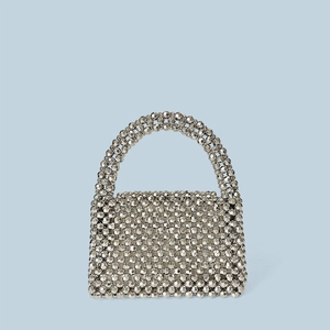 Gros plan détaillé d'un sac enveloppe argenté fait main avec des perles brillantes