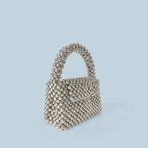 Gros plan sur le sac de soirée argenté fait main avec des perles en acrylique brillantes