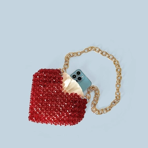 Détail du sac perlé coeur rouge montrant la capacité interne et la doublure en velours