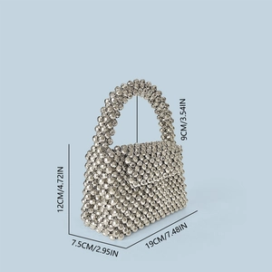 Dimensions du sac à bandoulière perlé argenté: hauteur 12cm, largeur 19cm et épaisseur 7,5cm