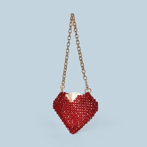 Vue détaillée du sac coeur perlé rouge artisanal avec perles et chaîne dorée