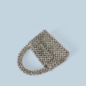 Détail de la structure complexe en perles argentées brillantes tissées à la main du sac