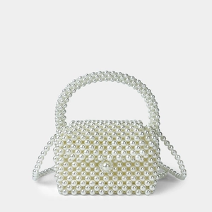 Detailansicht der handgefertigten Mini-Tasche aus Perlen mit gewebter Textur
