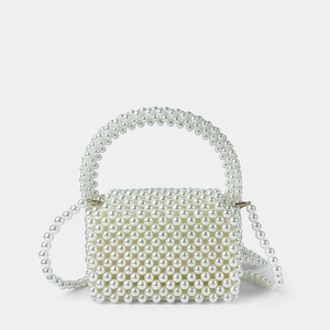 Detailansicht der handgefertigten Perlen-Handtasche mit runden weißen Perlen und Clip